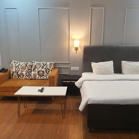 Mallenzo Suites Dlf Phase 1 Gurgáon Kültér fotó