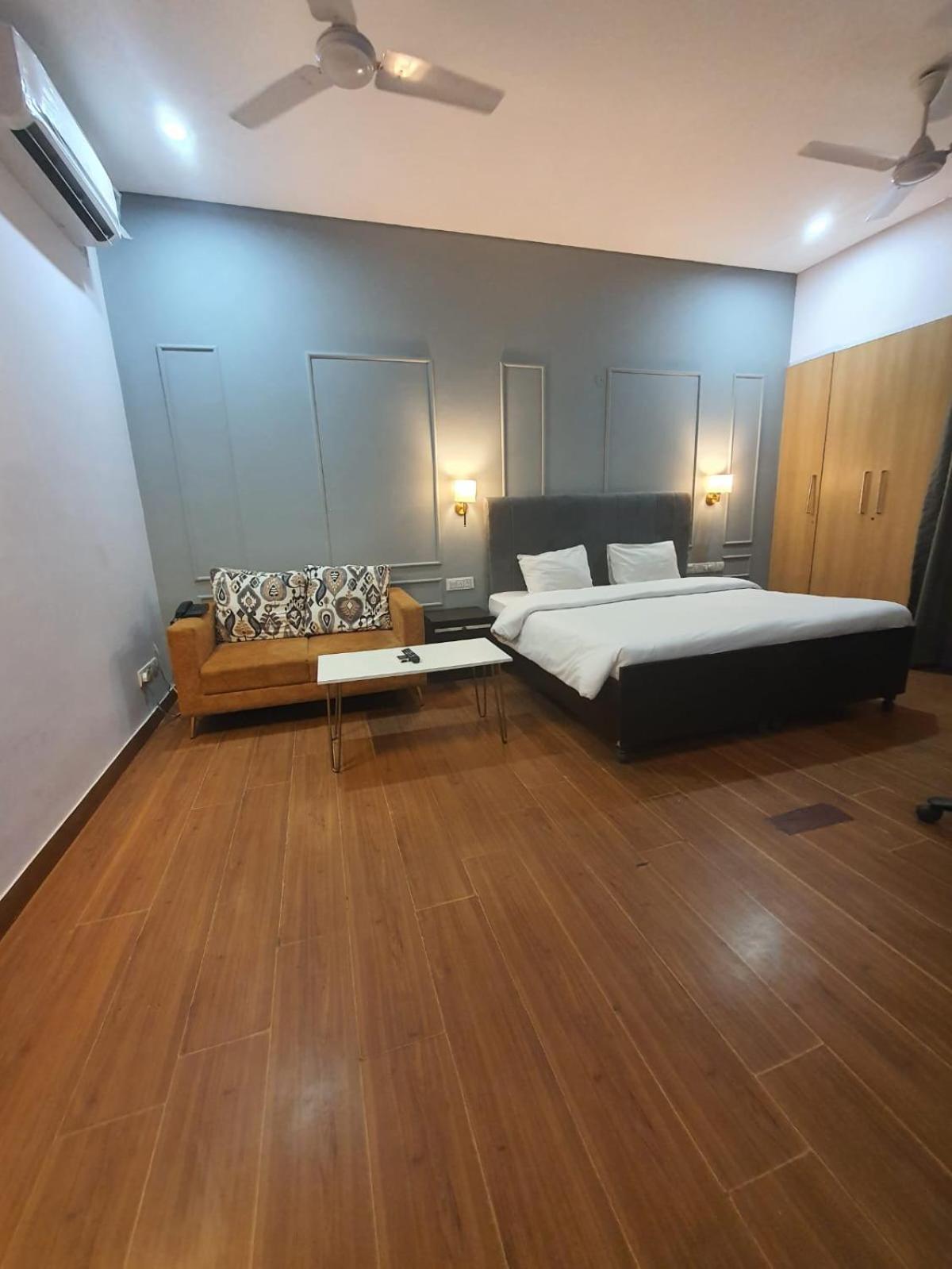 Mallenzo Suites Dlf Phase 1 Gurgáon Kültér fotó