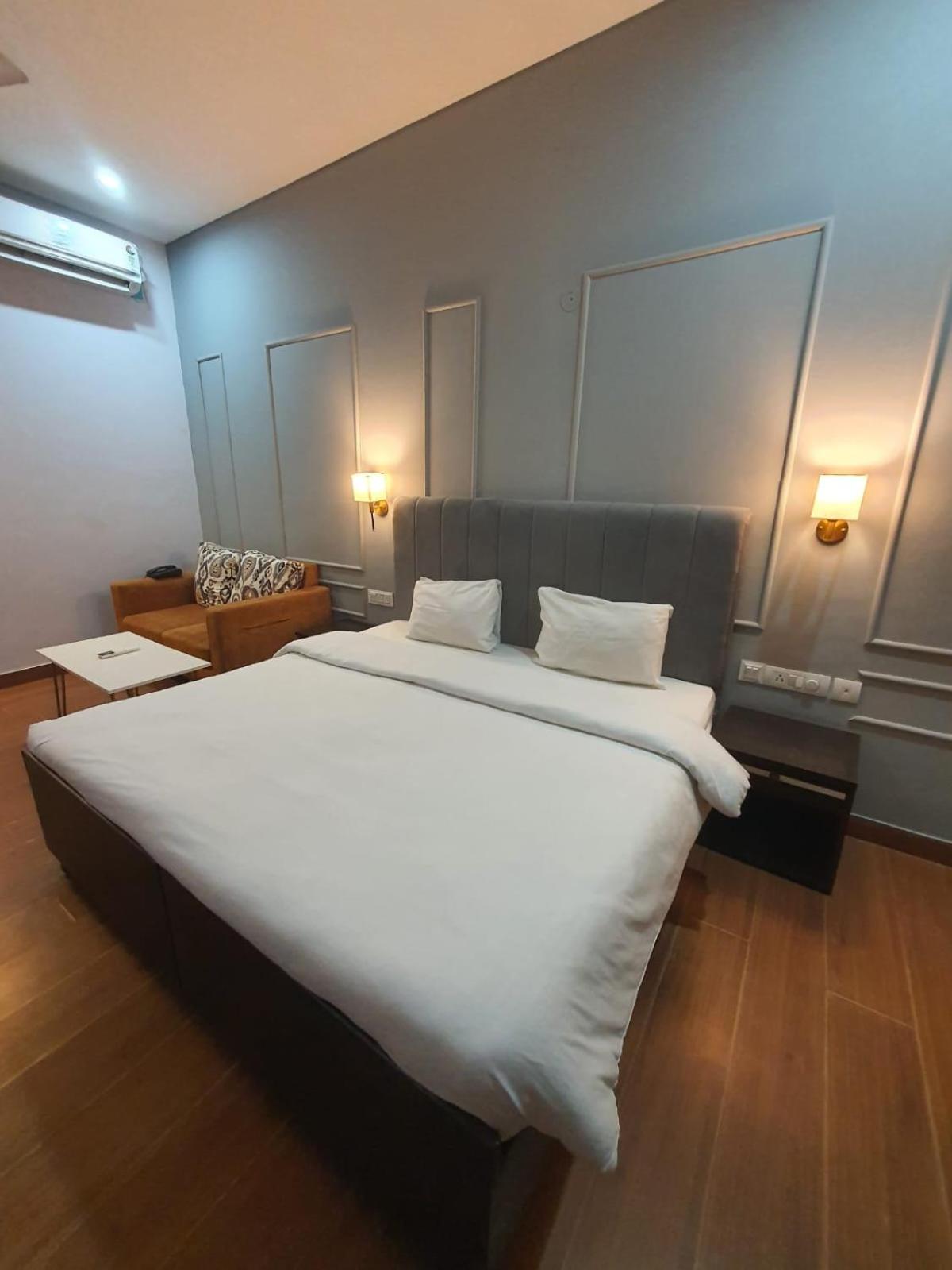 Mallenzo Suites Dlf Phase 1 Gurgáon Kültér fotó