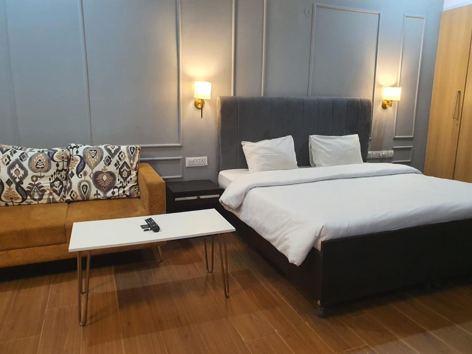 Mallenzo Suites Dlf Phase 1 Gurgáon Kültér fotó