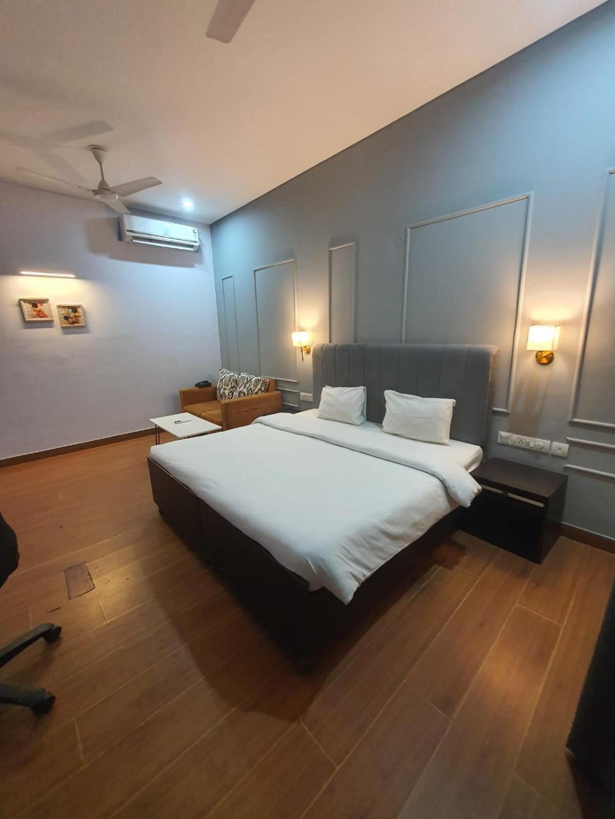 Mallenzo Suites Dlf Phase 1 Gurgáon Kültér fotó