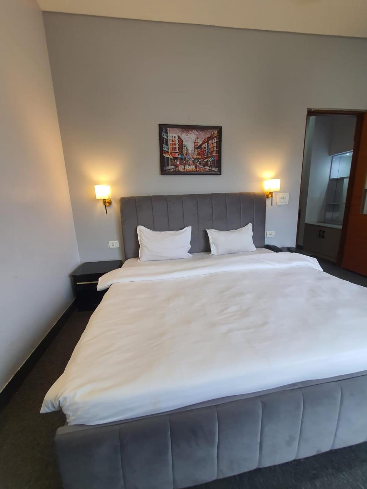 Mallenzo Suites Dlf Phase 1 Gurgáon Kültér fotó