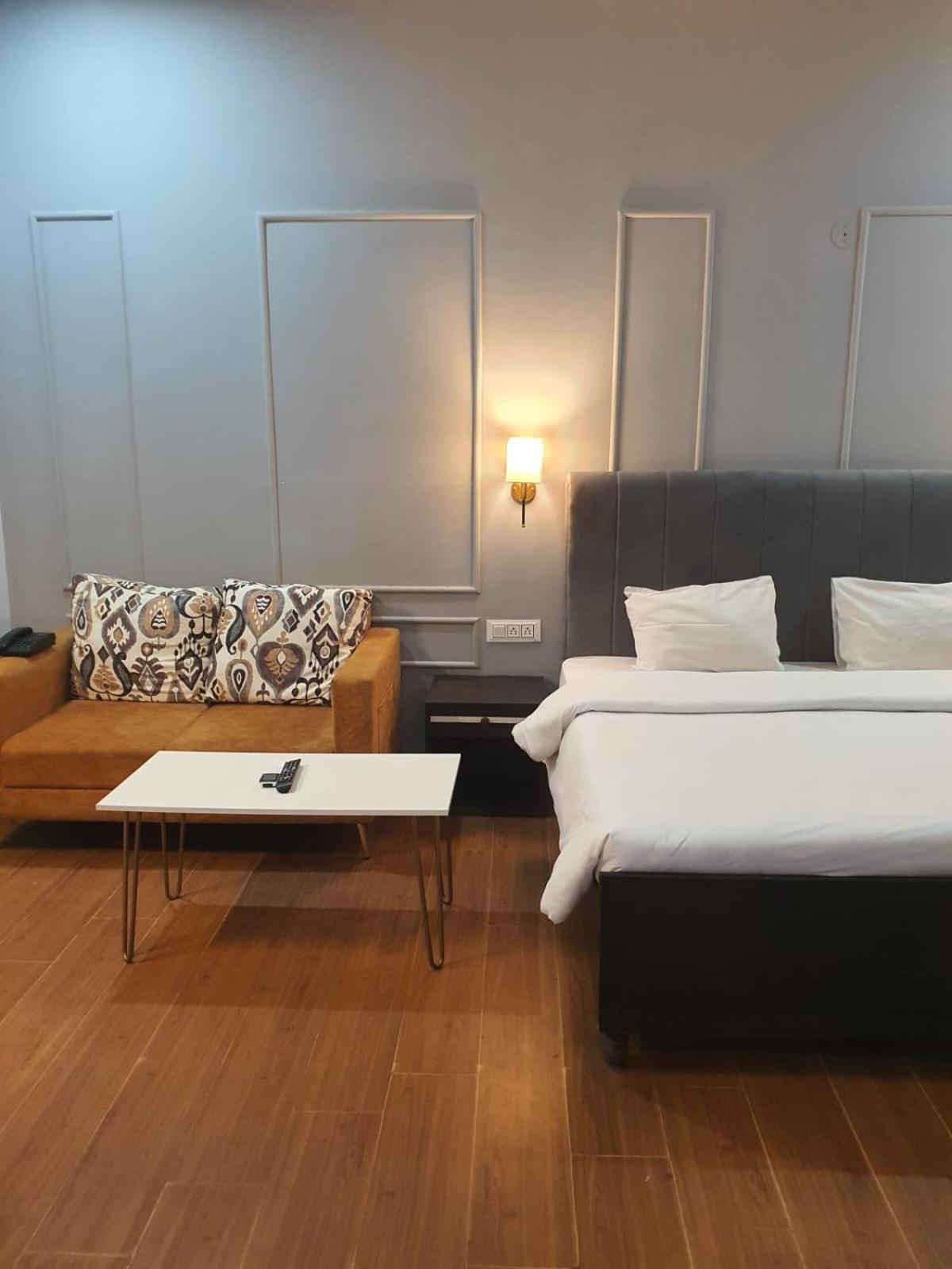 Mallenzo Suites Dlf Phase 1 Gurgáon Kültér fotó