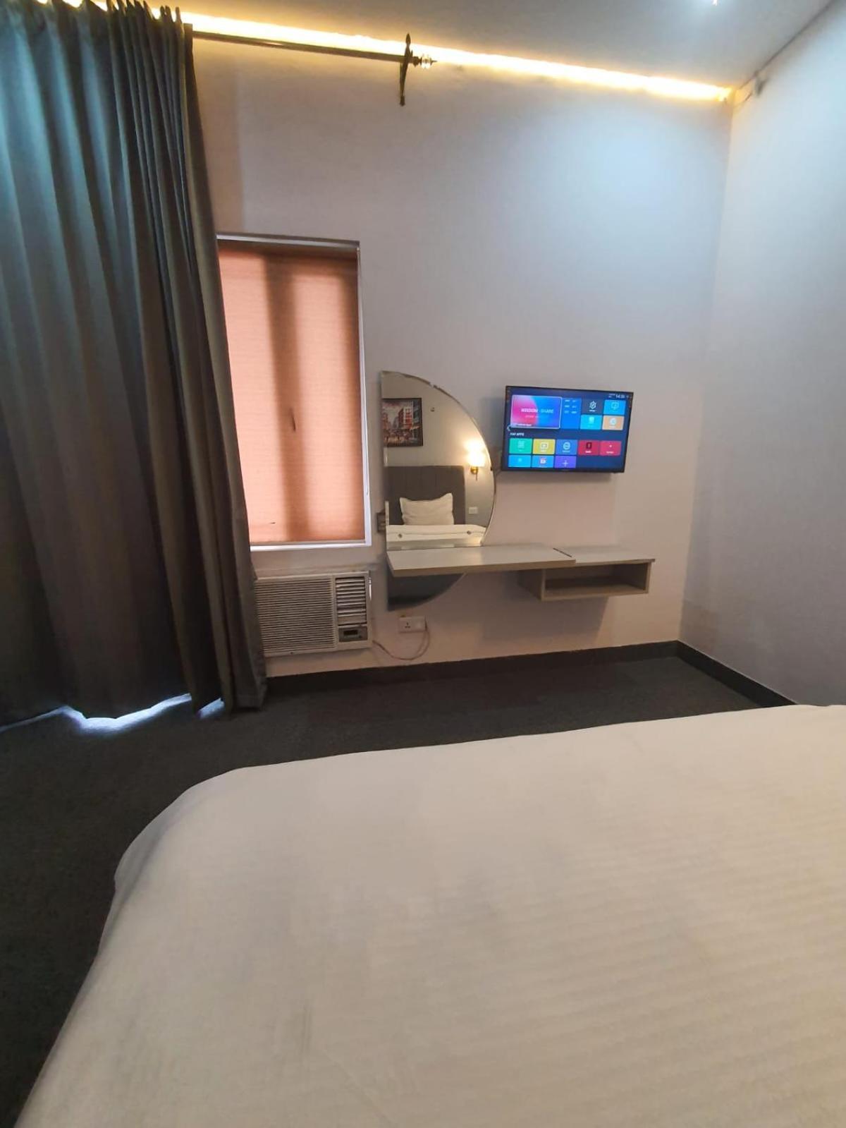 Mallenzo Suites Dlf Phase 1 Gurgáon Kültér fotó