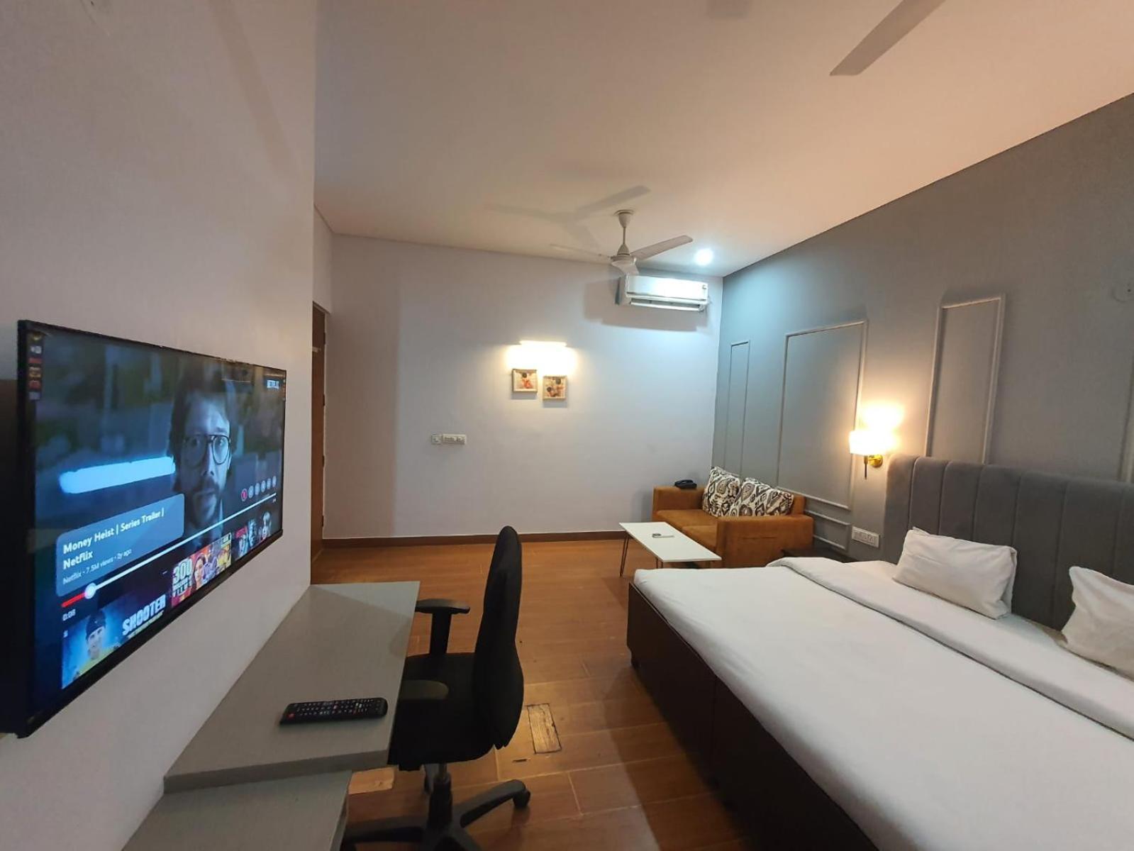 Mallenzo Suites Dlf Phase 1 Gurgáon Kültér fotó