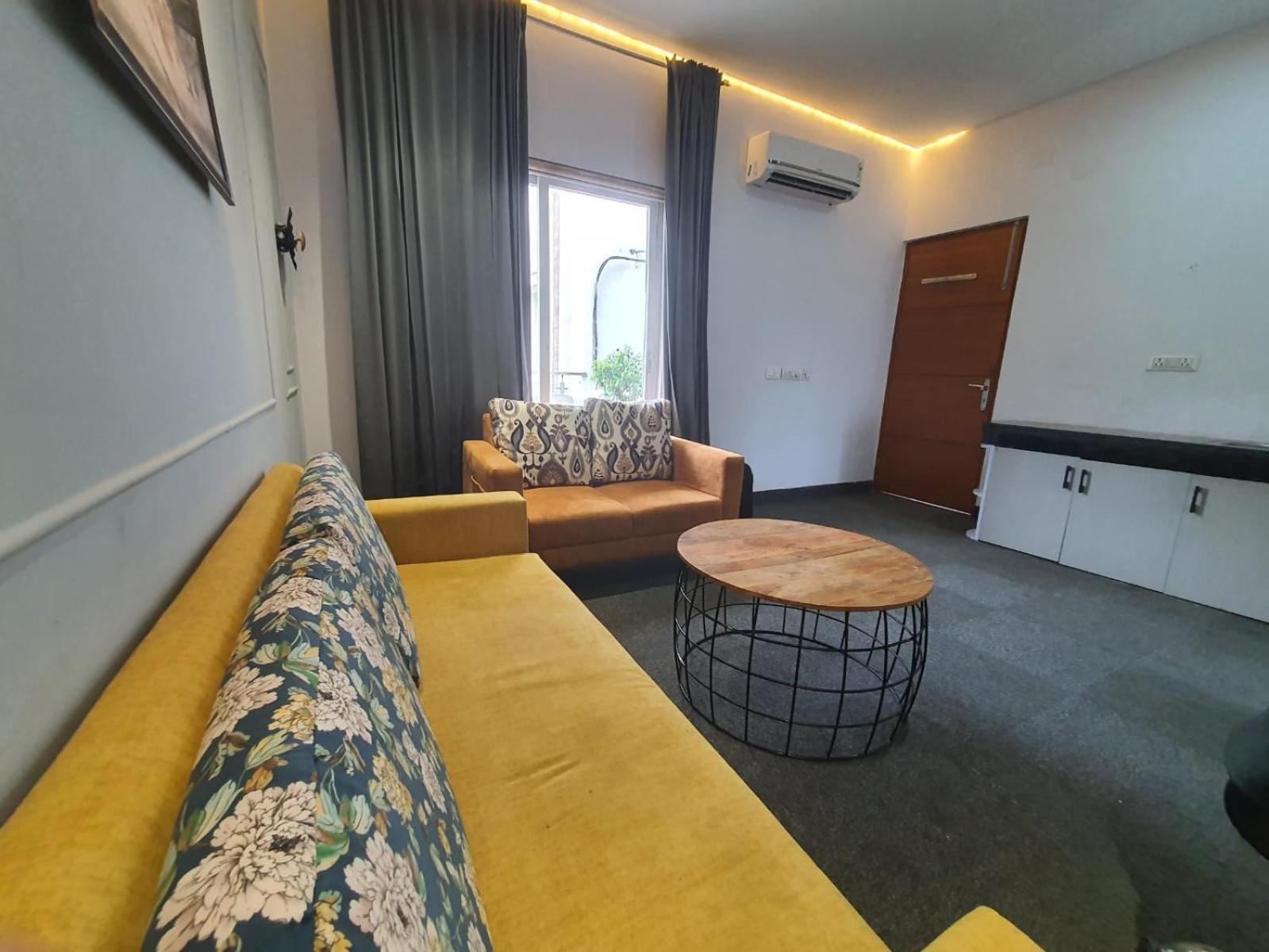 Mallenzo Suites Dlf Phase 1 Gurgáon Kültér fotó