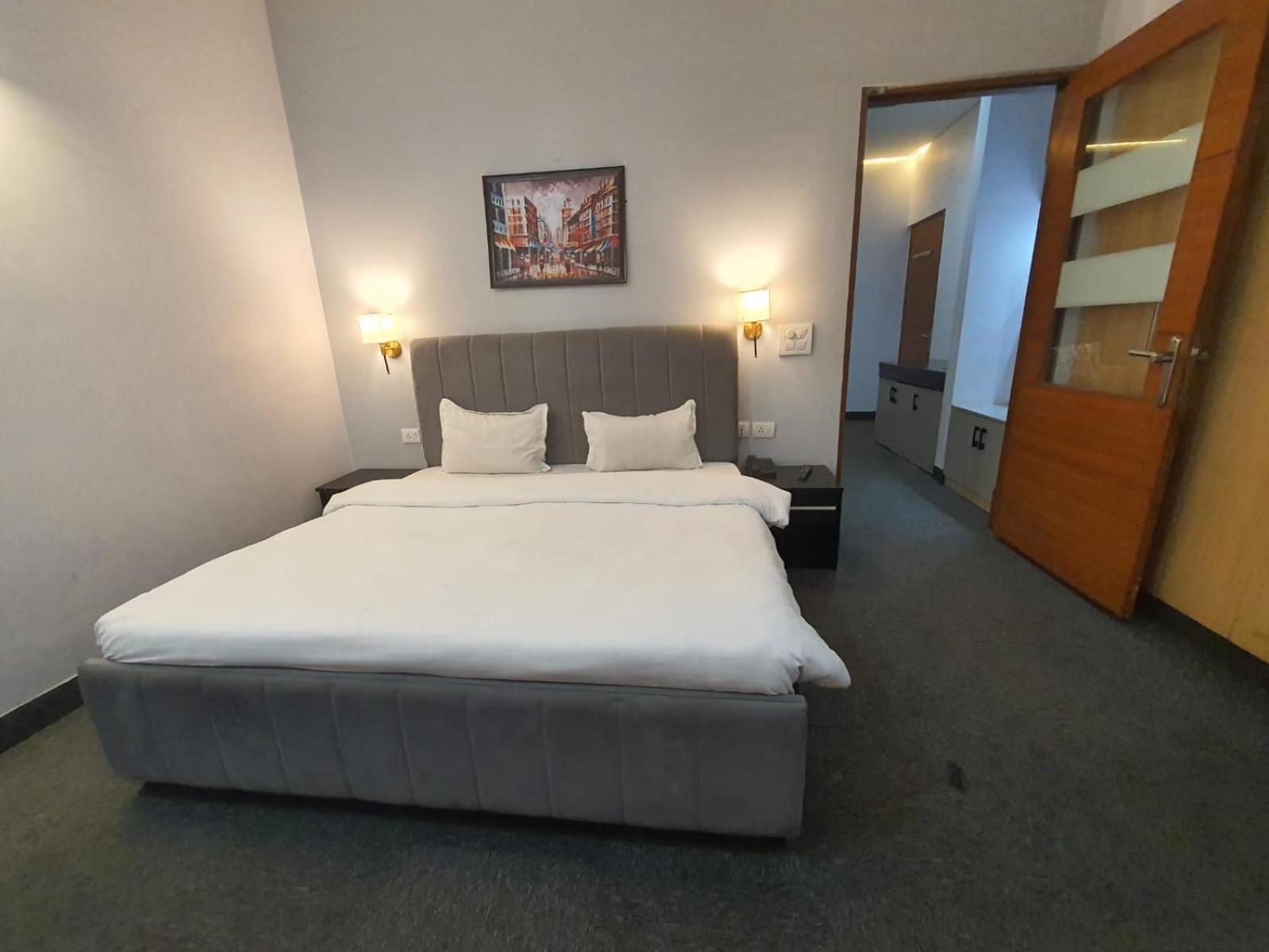 Mallenzo Suites Dlf Phase 1 Gurgáon Kültér fotó