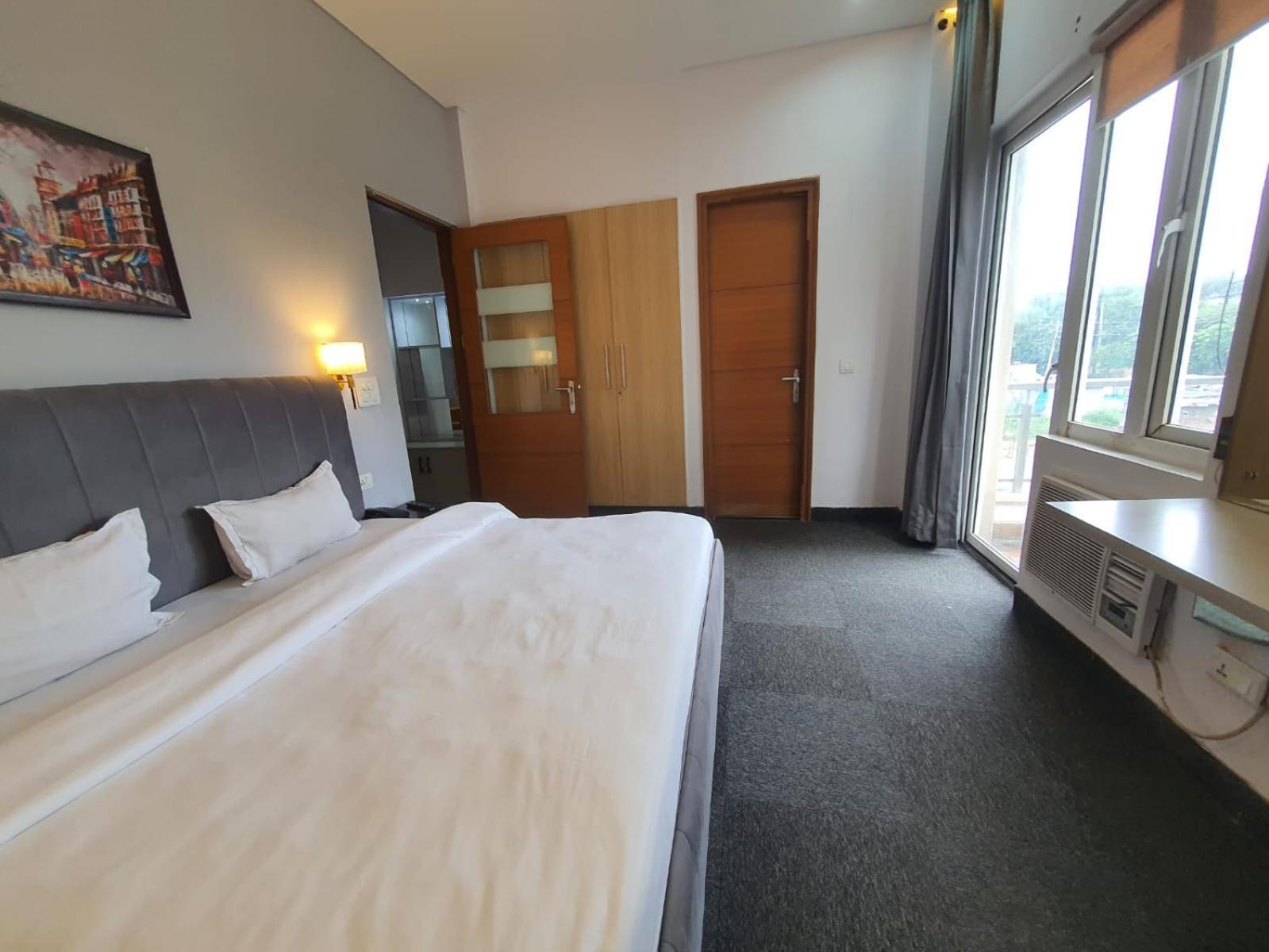 Mallenzo Suites Dlf Phase 1 Gurgáon Kültér fotó