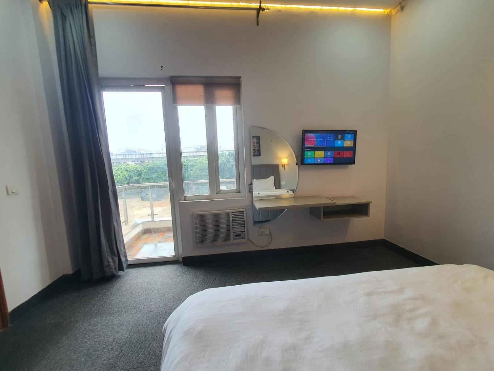 Mallenzo Suites Dlf Phase 1 Gurgáon Kültér fotó