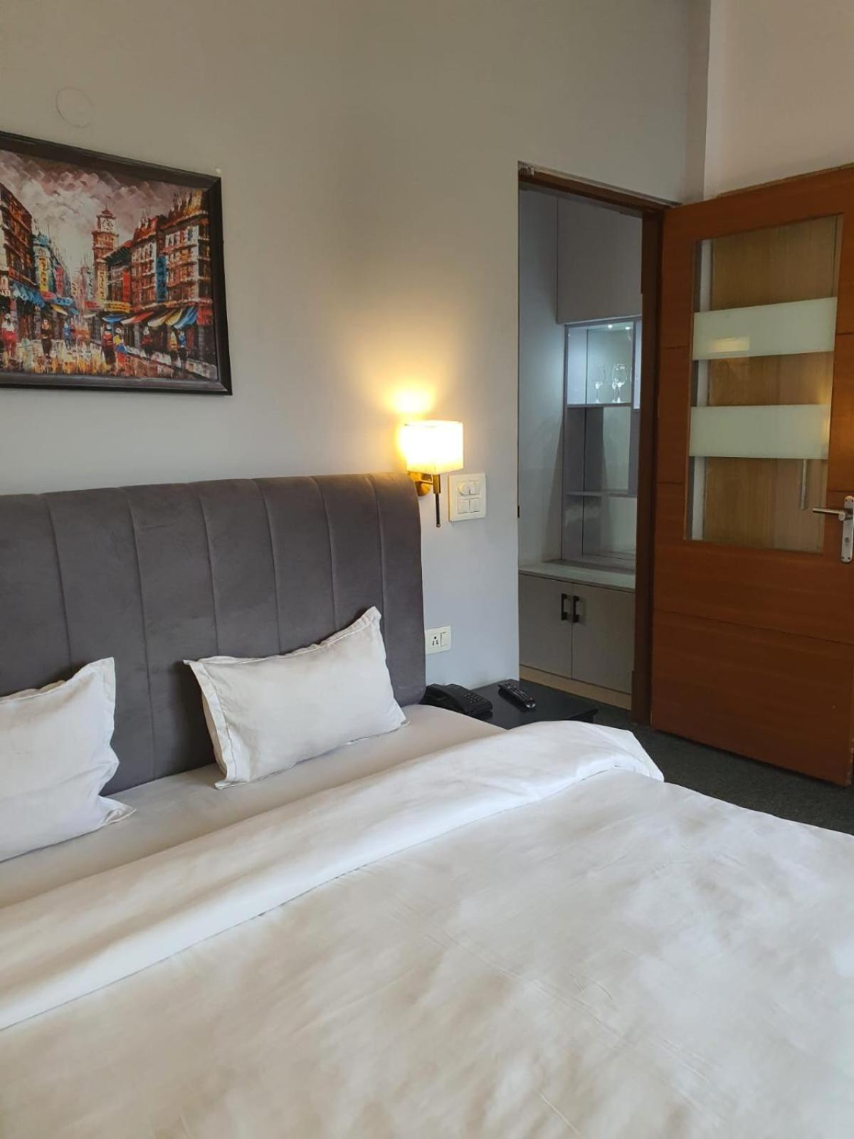 Mallenzo Suites Dlf Phase 1 Gurgáon Kültér fotó